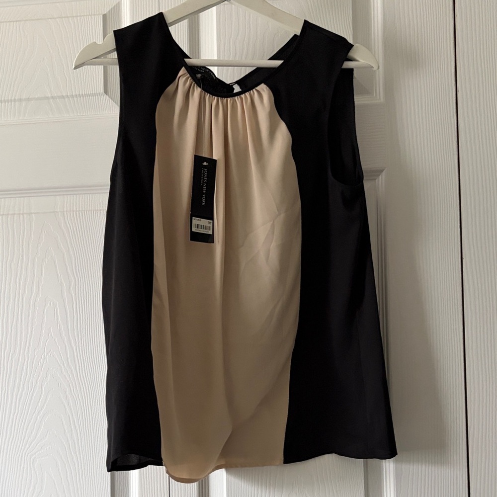 Jones New York Black and Cream Sleeveless Pleated Front Top